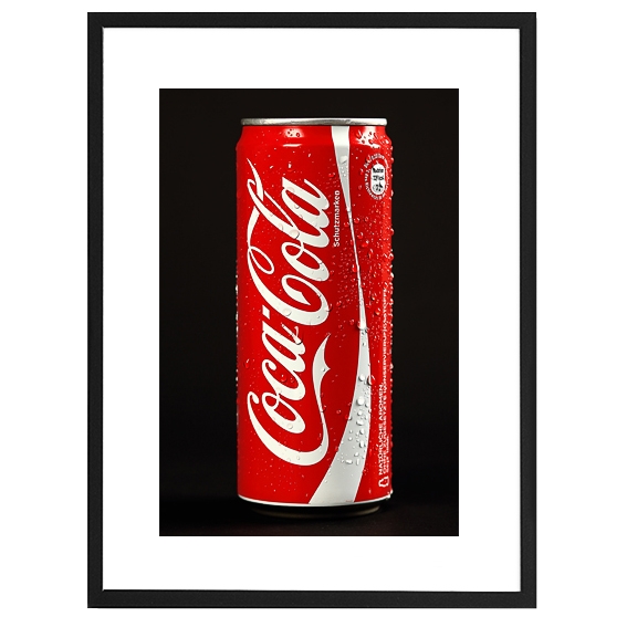 Lichtbeständiger Druck „Cola“ mit Pigmenttinten auf warmweißen, matt gestrichenem Lithopapier (235 gramm) im schwarzen Rahmen